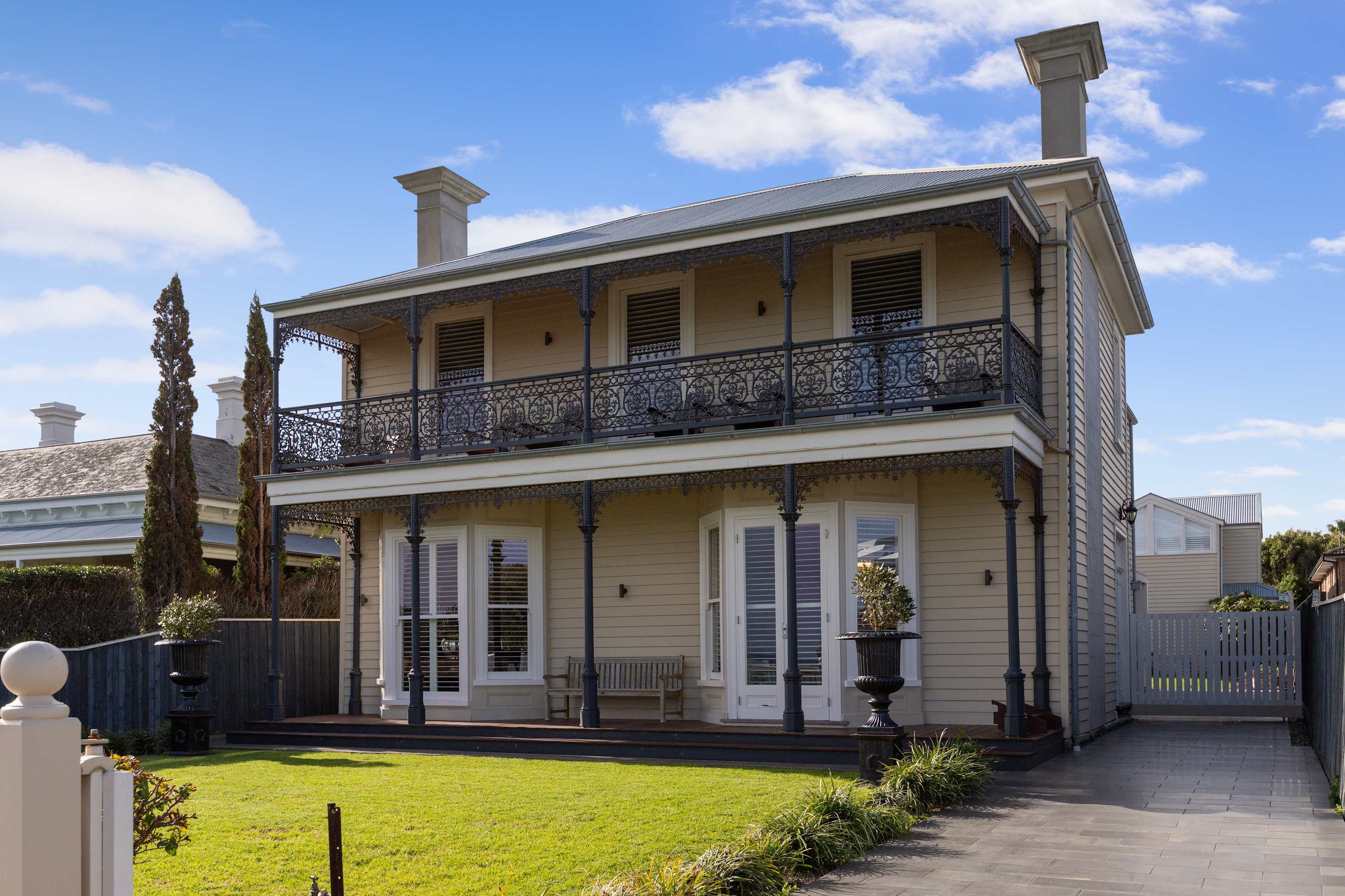 The Esplanade, Heritage Home with Bay Views